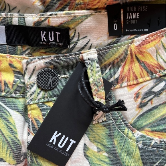 KUT from the KLOTH NWT Jane High Rise Fray Hem Shorts in Tropical Blossom - Picture 15 of 16